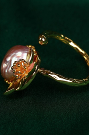Oyster Carved Skull Pearl Finger Ring