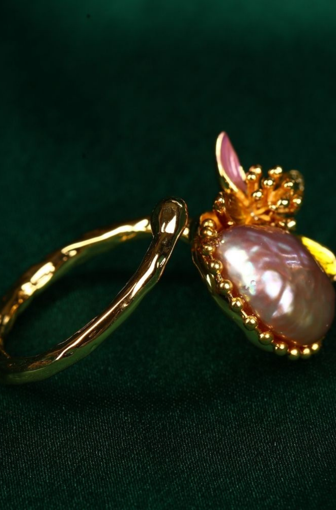 Oyster Carved Skull Pearl Finger Ring