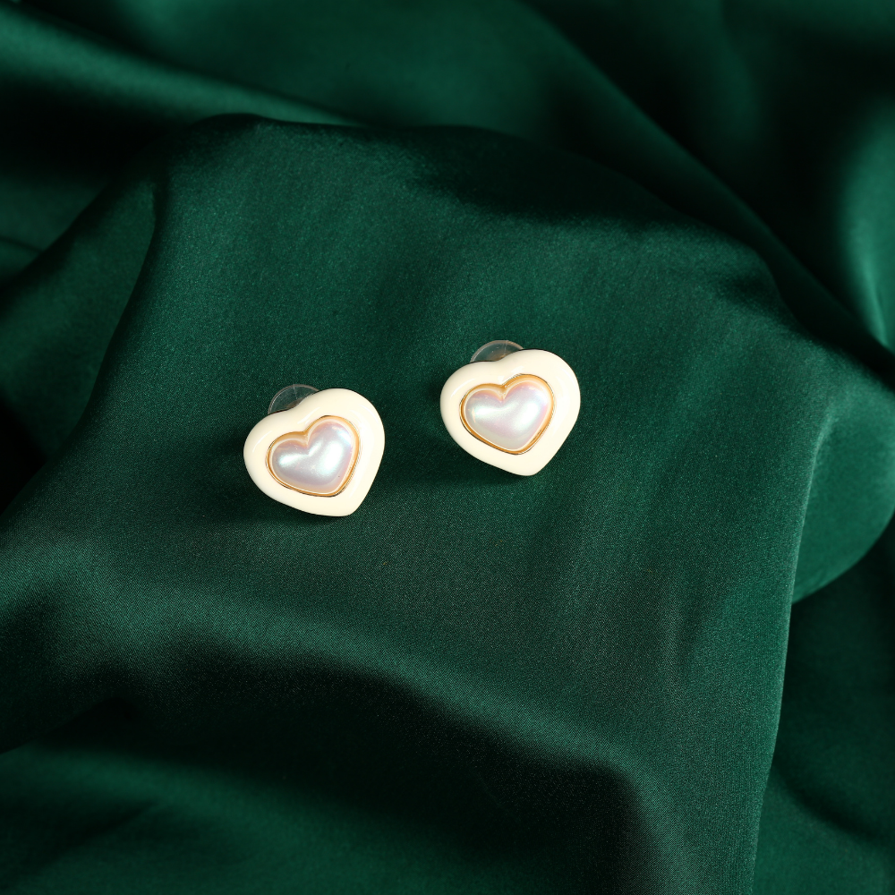 Chic Heart Shaped Pearl Stud