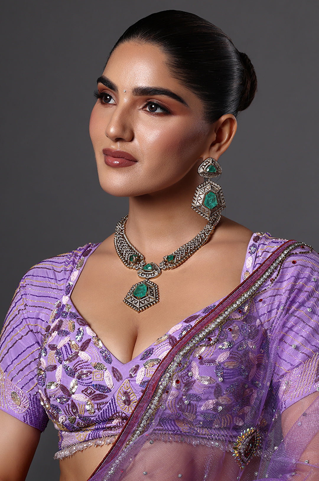 Elegant Emerald Leaf-Motif Necklace