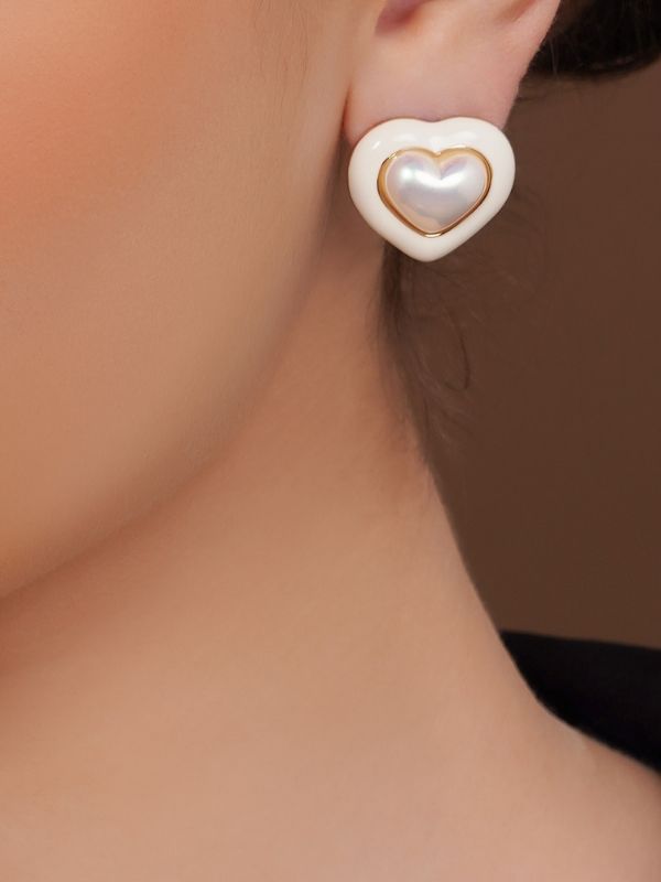 Chic Heart Shaped Pearl Stud