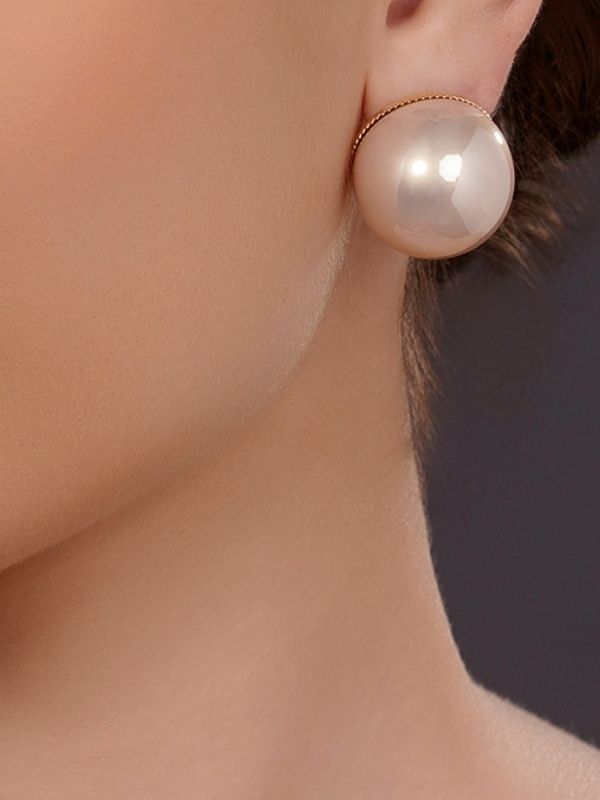 Oversized Pearl Earring