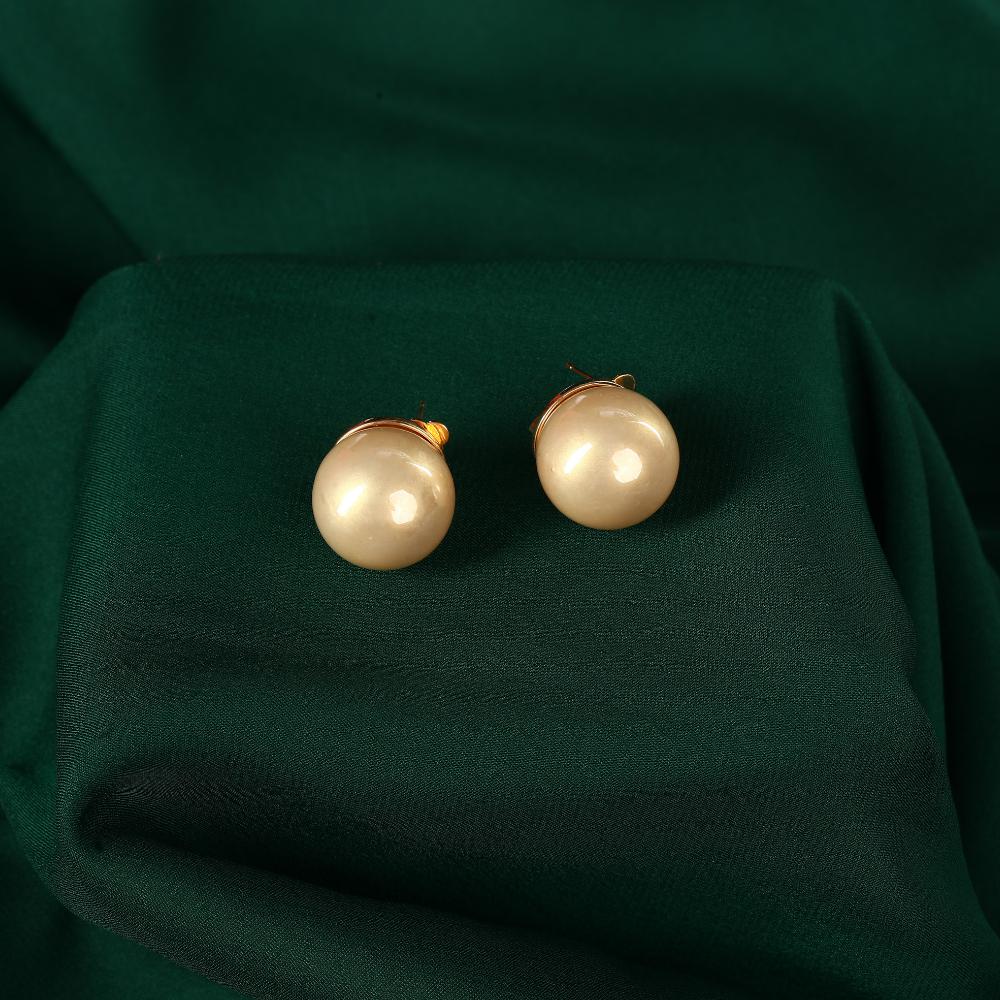 Oversized Pearl Earring