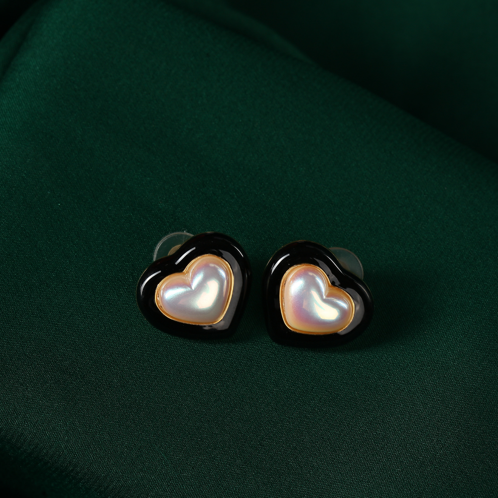 Chic Heart Shaped Pearl Stud