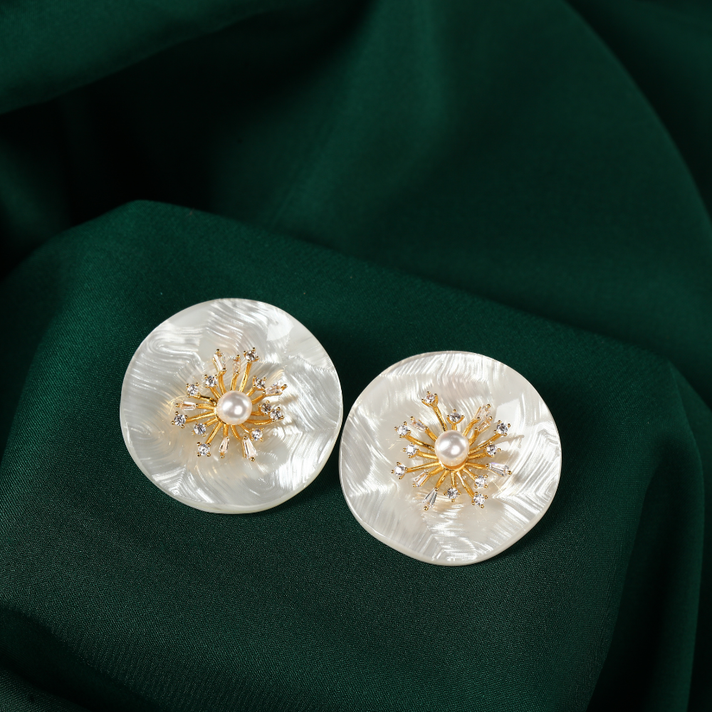 Asymmetrical Gold & Pearl Stud Earring