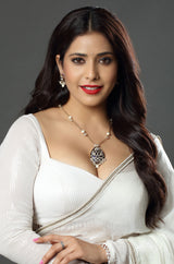 Tarang Panna Pendant with Moti Necklace