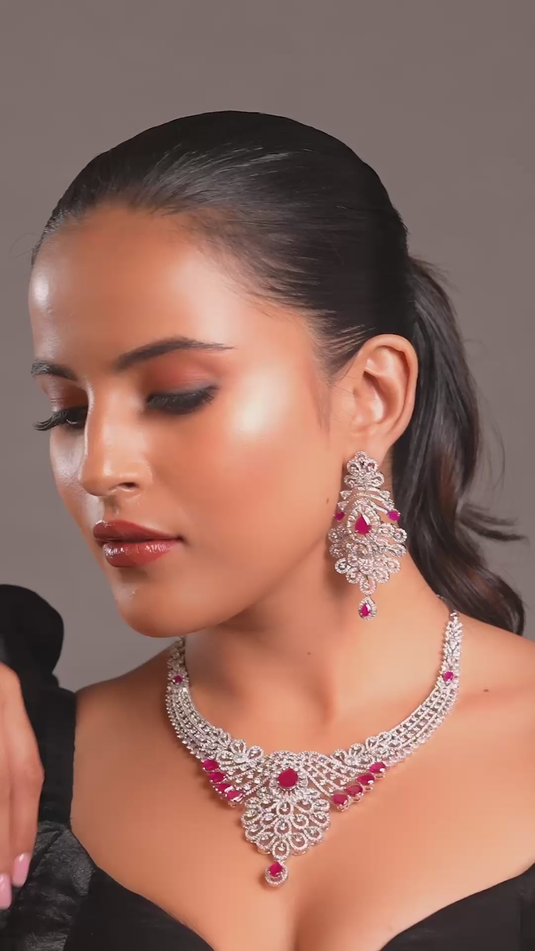 Enticing Floral American Diamond Necklace